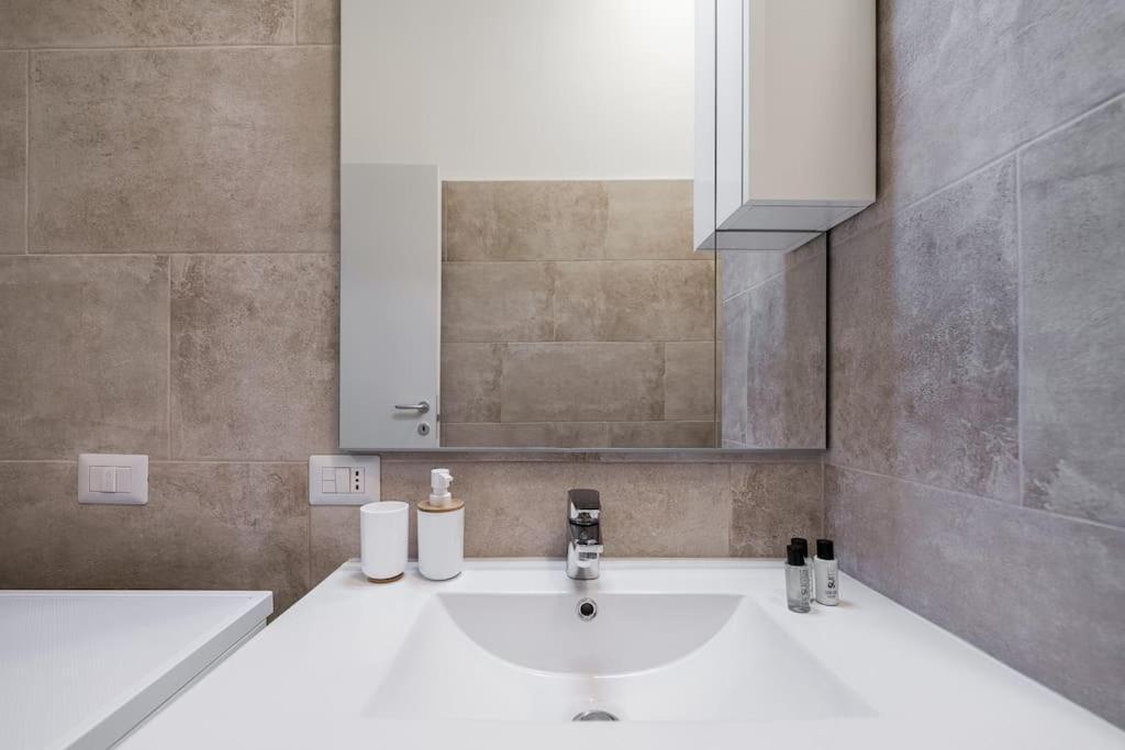 Linate Airport Elegant Suite,Tram 1 Minute Away Mediolan Zewnętrze zdjęcie